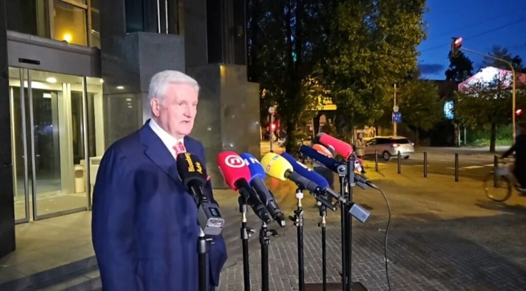 Ivica todorić daje izjavu ispred bivše zgrade Agrokora