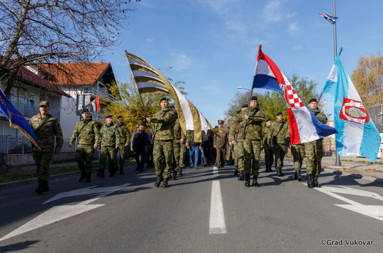 Kolona na dan sjećanja na žrtve Vukovara