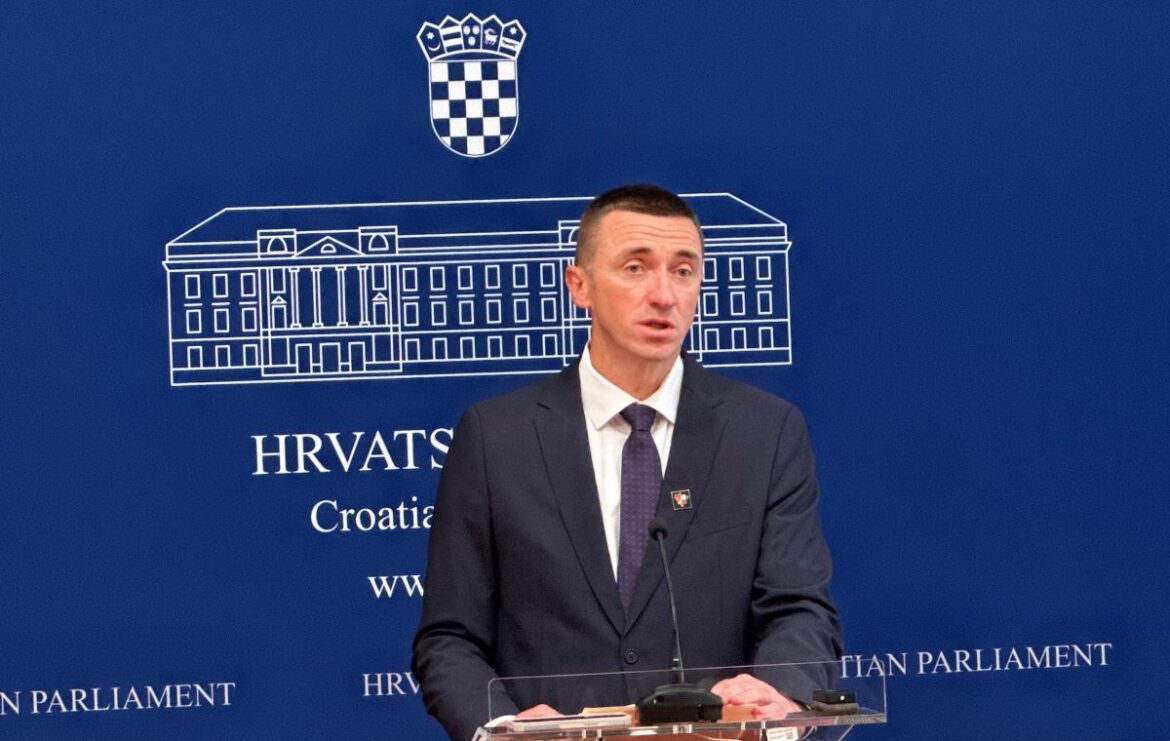 Ivan Penava-konferencija za medije-Sabor-DP