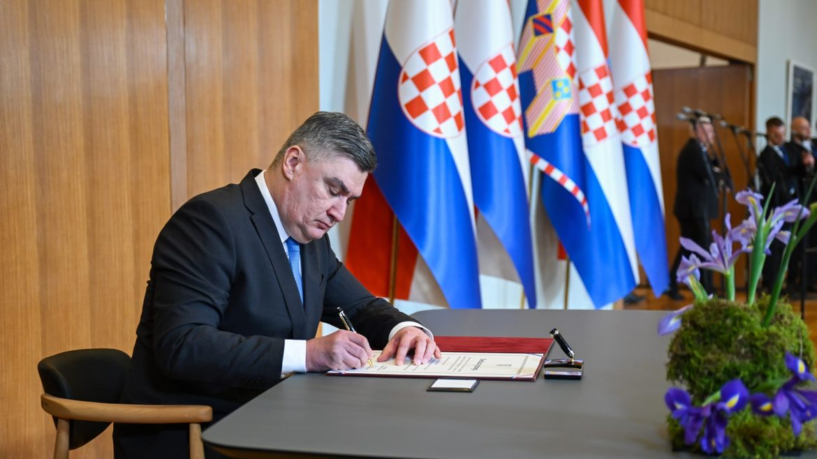 ŠAPTAČ PAUNOVA SPREMA ODMAZDU