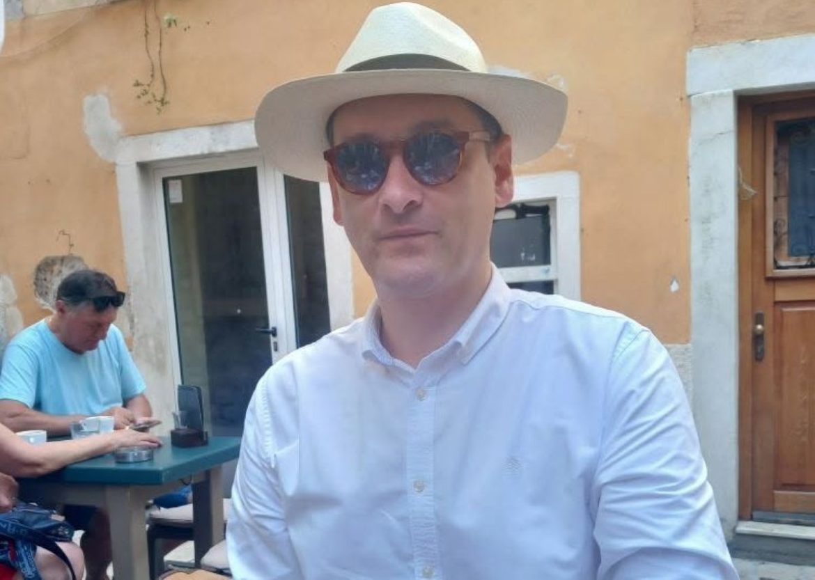 Kako polulegalni mediji guraju državu u ustavnu krizu