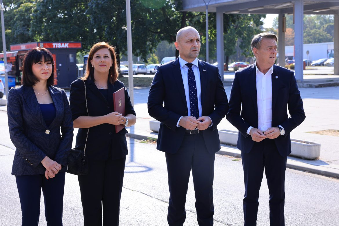 U Belišću otkrivena spomen-ploča poginulima u Domovinskom ratu