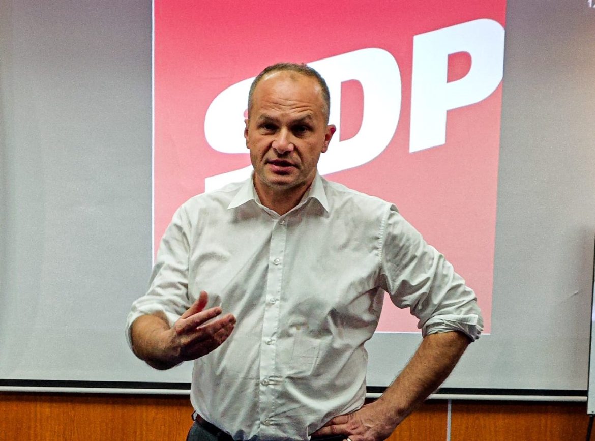 Crveni, žuti i crni, svi žele pad Vlade