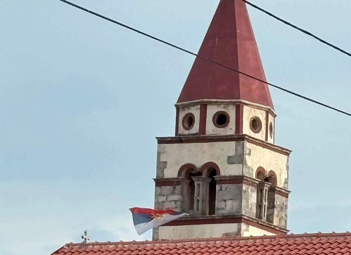 Srpska zastava u Karinu Donjem