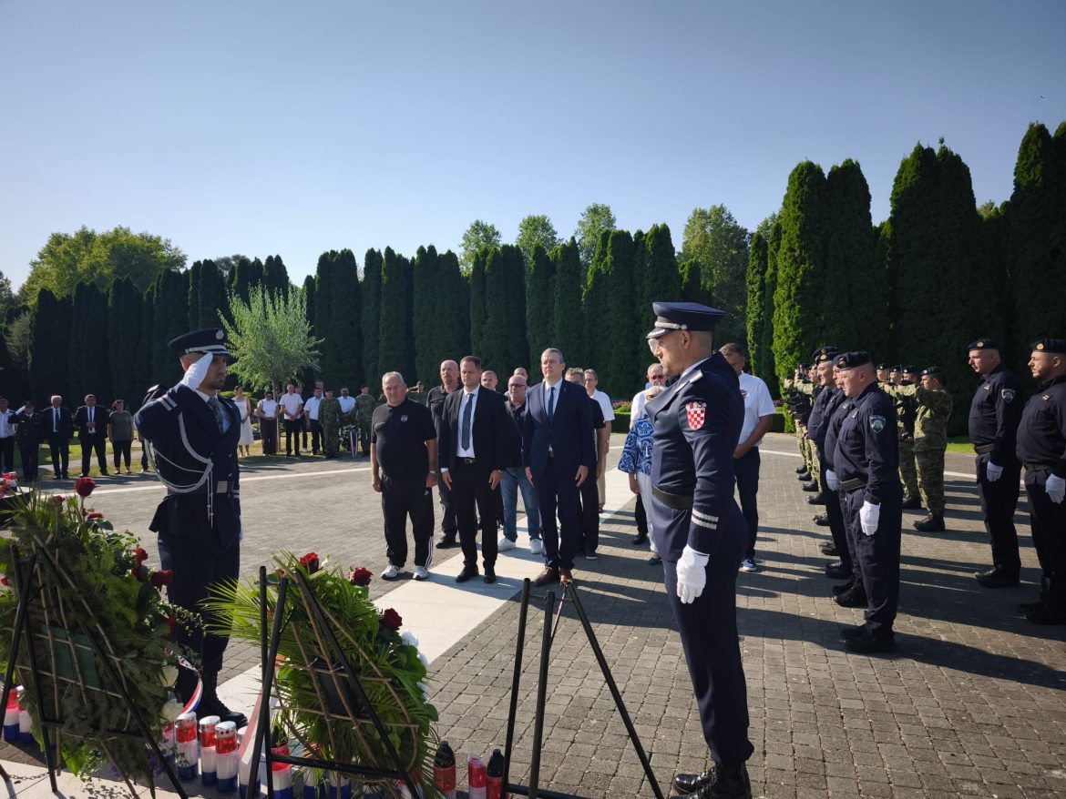 .Vukovar odavanjem počasti braniteljima obilježio Dan pobjede
